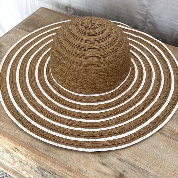 Shade & Shore Tan and White Sun Hat- like new! Adjustable! - Picture 2 of 5